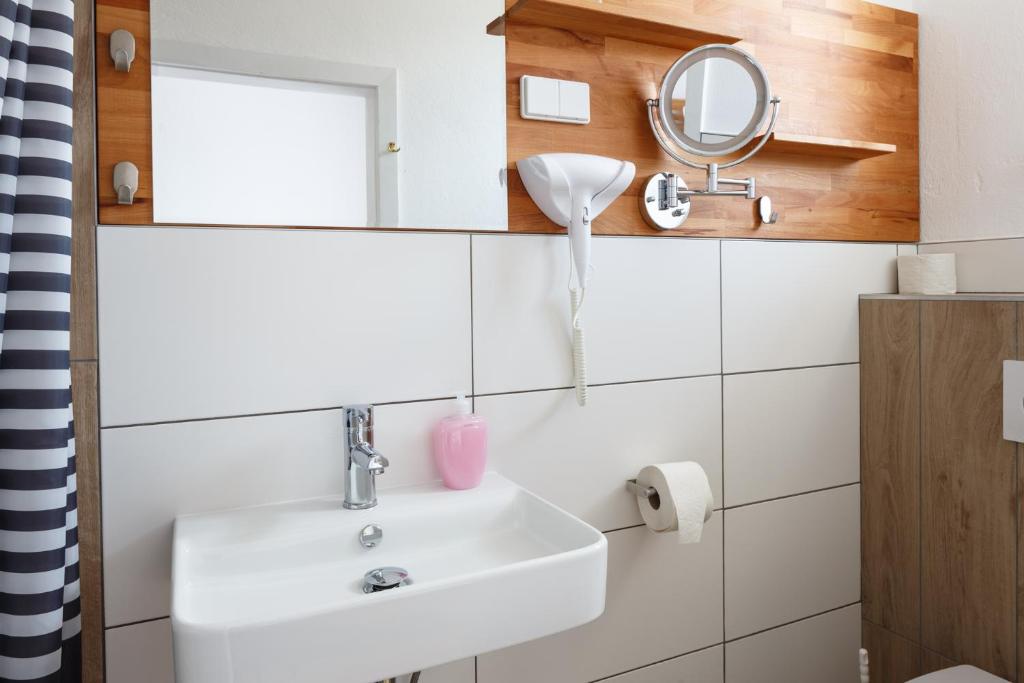 A bathroom at Pension Laubenhof