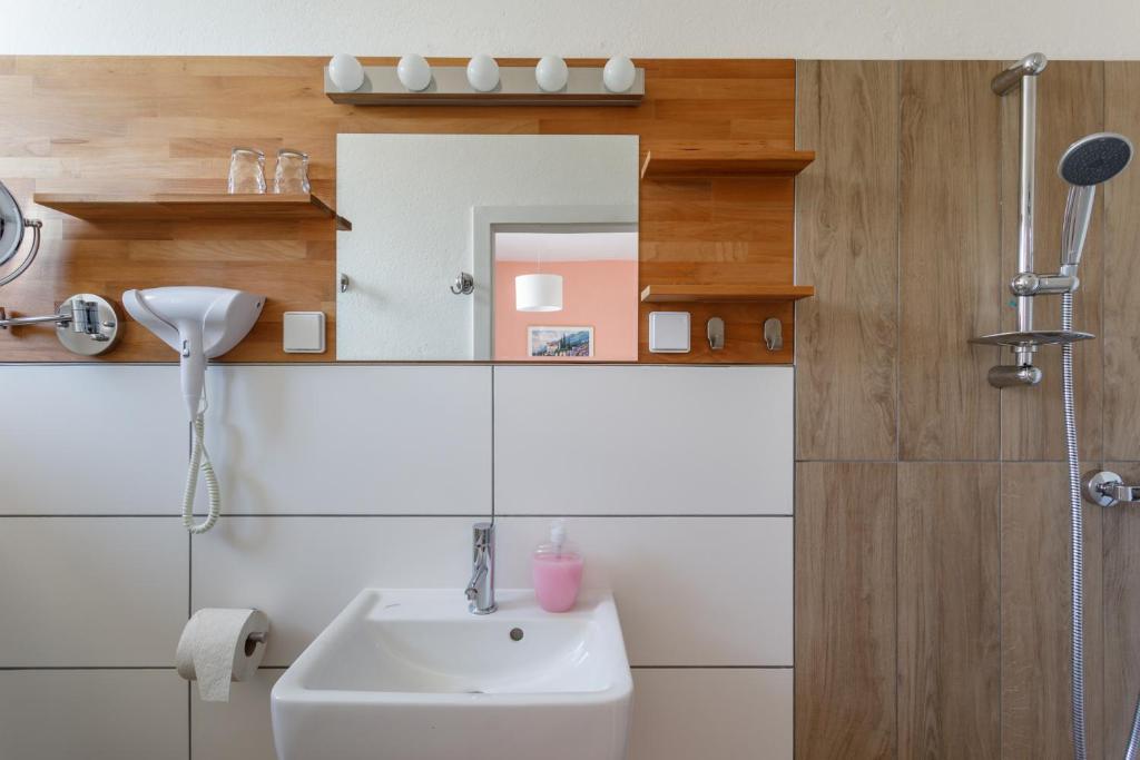 A bathroom at Pension Laubenhof