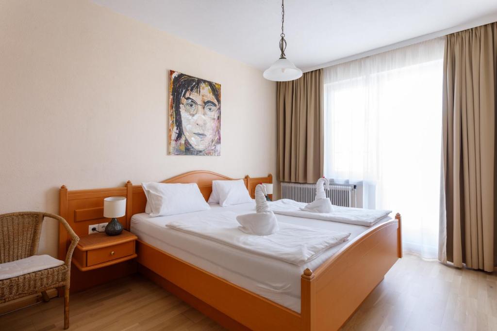 A bed or beds in a room at Pension Laubenhof