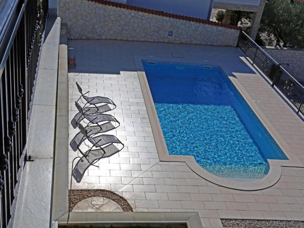 Majoituspaikan Lovely Apartment with beautiful pool uima-allas tai lähistöllä sijaitseva uima-allas