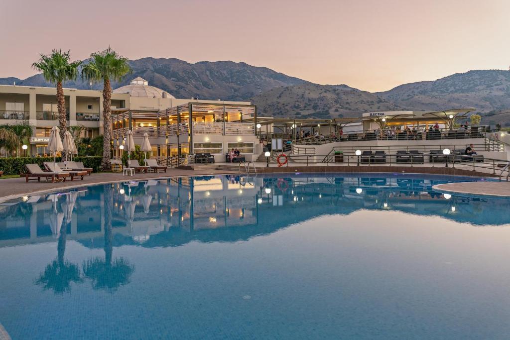 Bazén v ubytování Georgioupolis Resort & Aqua Park nebo v jeho okolí