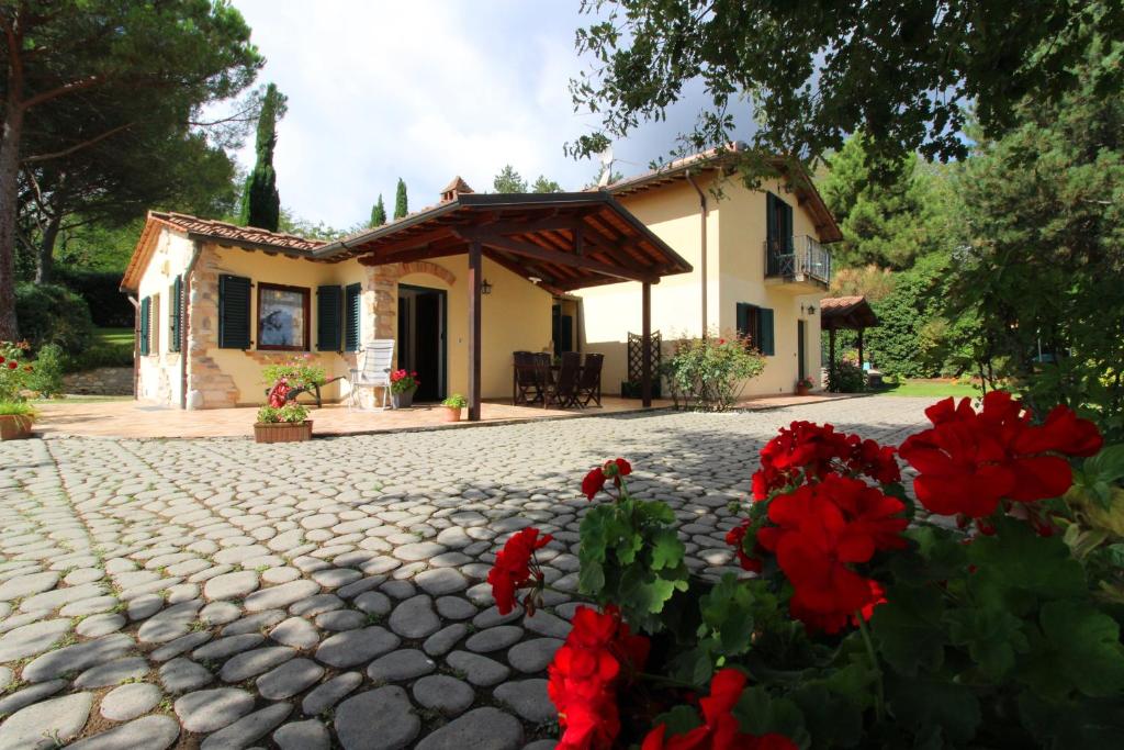 Pieve a MaianoにあるVillino Albaの赤い花の家