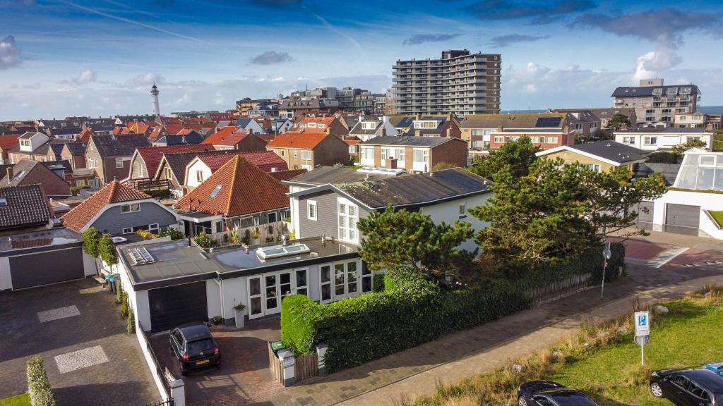 eine Luftansicht einer Stadt mit Häusern in der Unterkunft Aan Zee en Duin in Egmond aan Zee