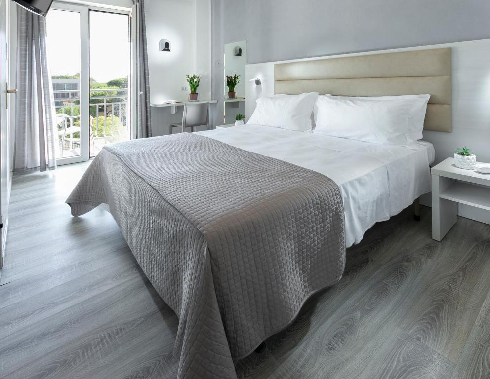 Postel nebo postele na pokoji v ubytování HOTEL ZANARINI in CENTRO a Riccione