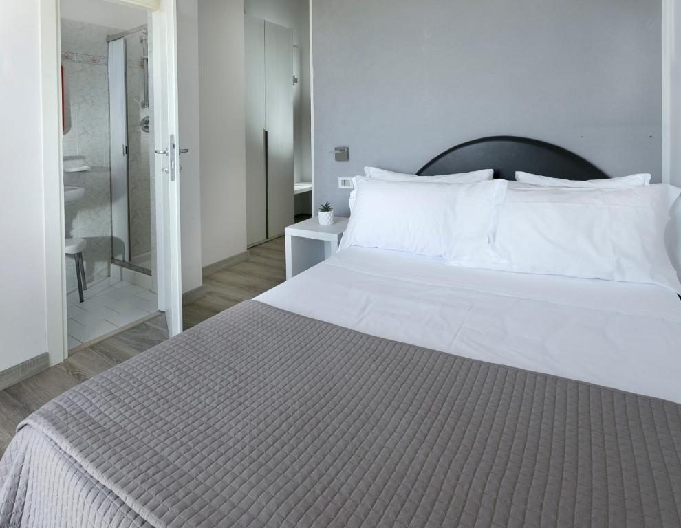 Postel nebo postele na pokoji v ubytování HOTEL ZANARINI in CENTRO a Riccione