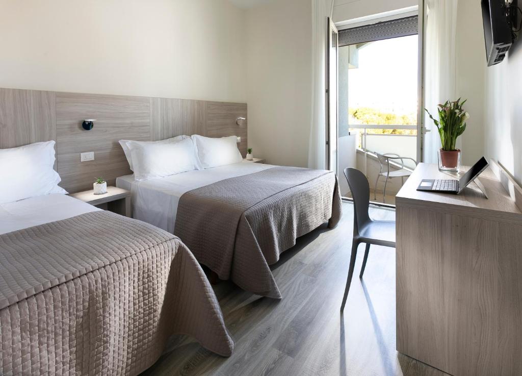 Postel nebo postele na pokoji v ubytování HOTEL ZANARINI in CENTRO a Riccione