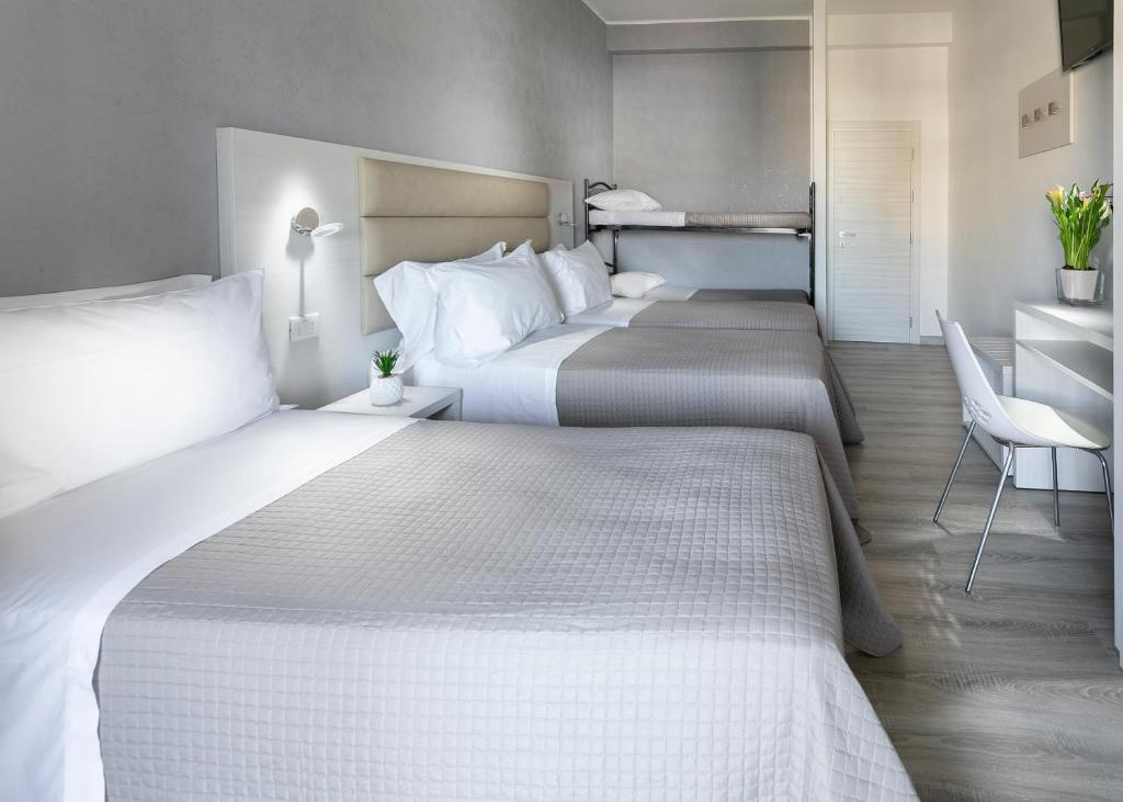 Postel nebo postele na pokoji v ubytování HOTEL ZANARINI in CENTRO a Riccione