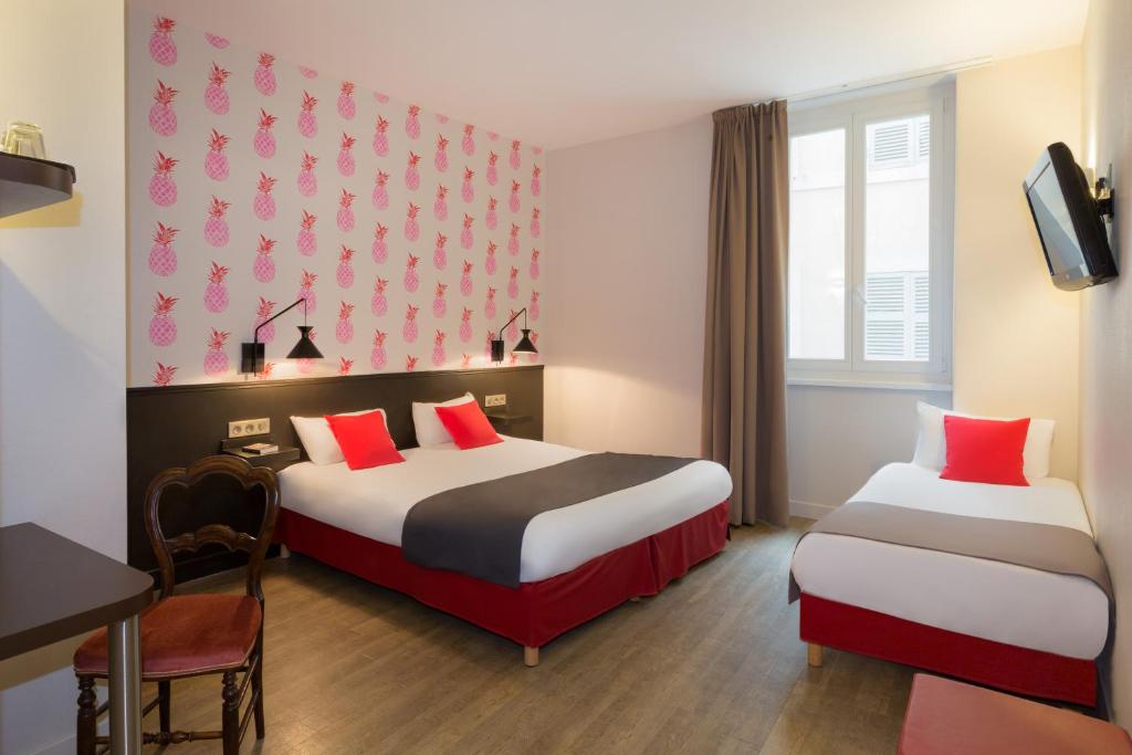 Кровать или кровати в номере Hôtel Marsiho by HappyCulture - ex Best Western Marseille