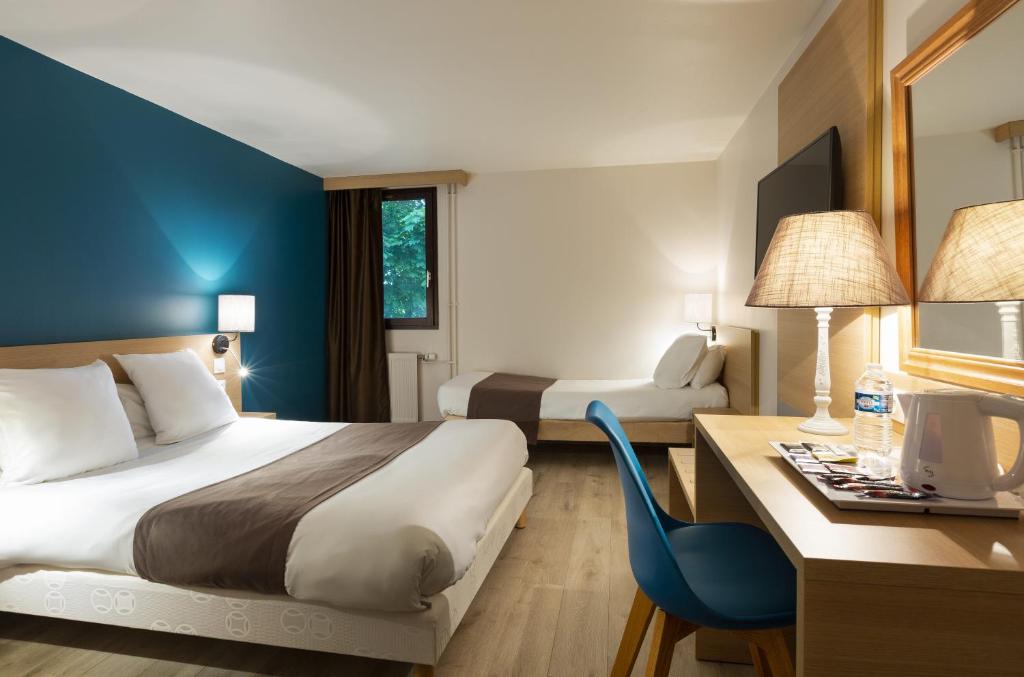 Postel nebo postele na pokoji v ubytování Comfort Hotel Pithiviers