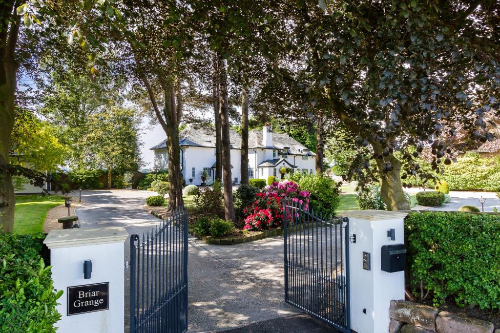 brama przed domem z kwiatami w obiekcie Self contained accommodation near Delamere forest w mieście Oakmere