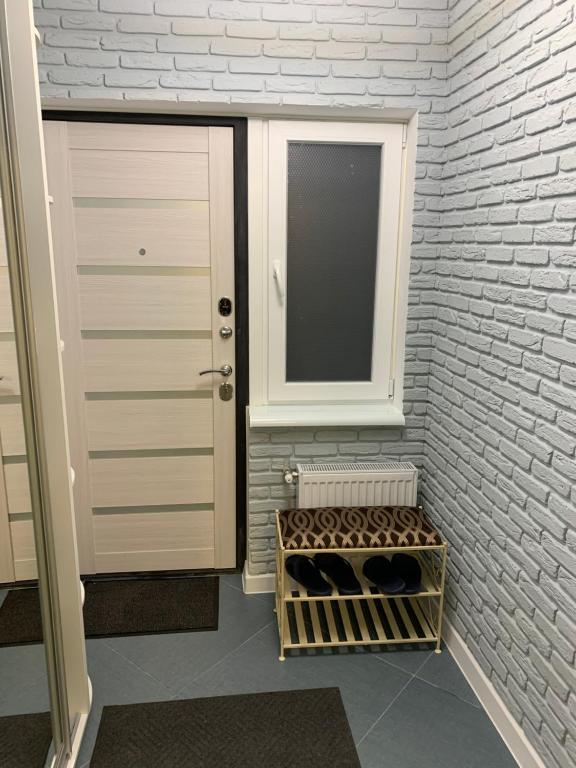 a bathroom with a door and a basket of cows at Апартаменты Соборная площадь/Дерибасовская in Odesa