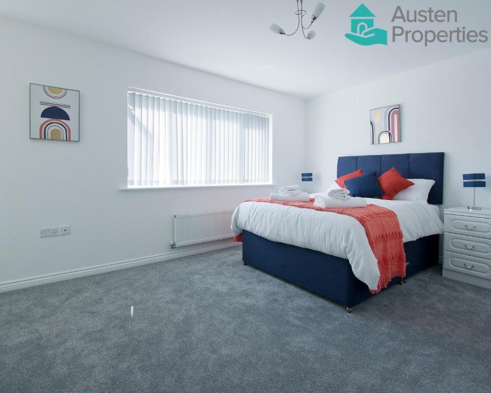 A bed or beds in a room at Modern 2 Bed House Walking Distance to Hospital