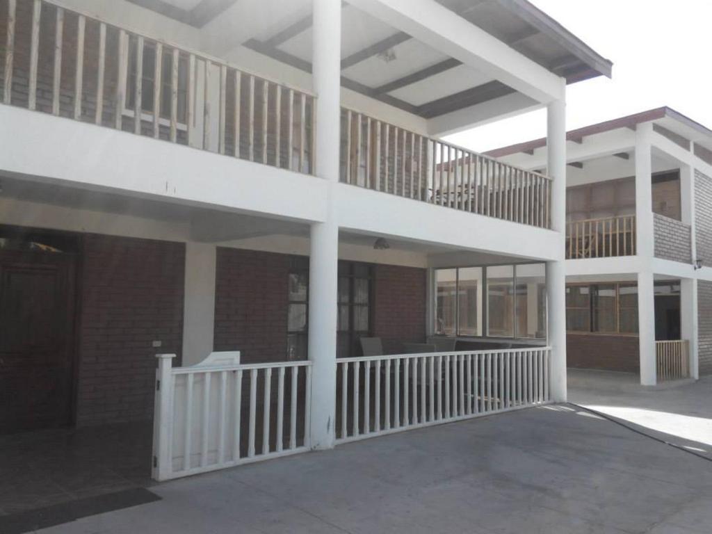 - un grand bâtiment avec un balcon sur le côté dans l'établissement Hotel La Casona, à Arica