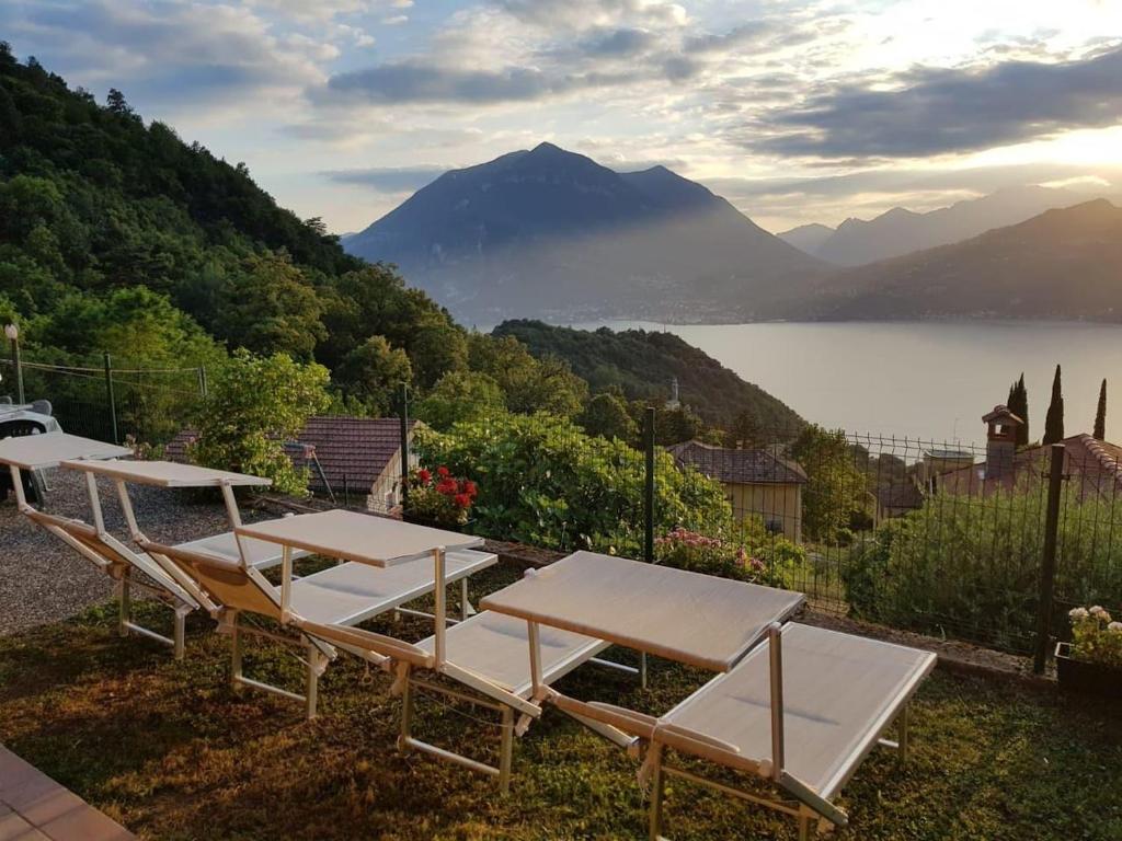 ペルレードにあるMagic moment in Lake Comoの湖を見渡すテーブルと椅子