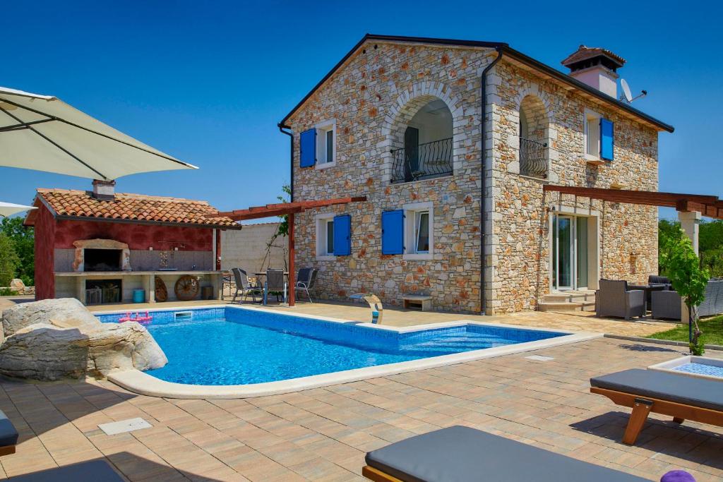 Bazén v ubytování Relax house surrounded by olives and vineyard nebo v jeho okolí