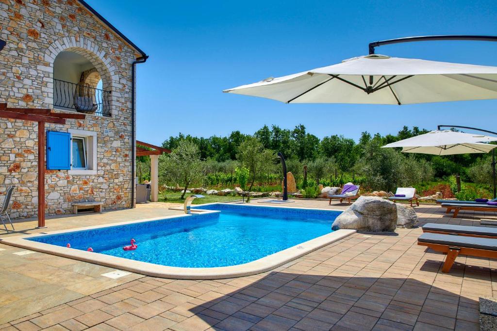Bazén v ubytování Relax house surrounded by olives and vineyard nebo v jeho okolí