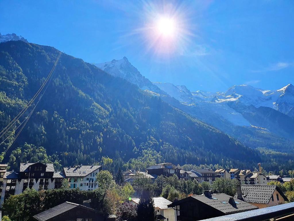 - une vue sur une chaîne de montagnes avec une ville et des maisons dans l'établissement Duplex avec sauna et vue MontBlanc, à Chamonix-Mont-Blanc