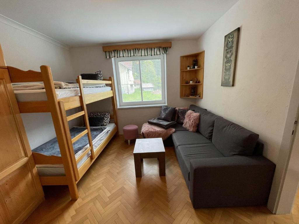 LukanjaにあるAPARTMA ODKLOP Roglaのリビングルーム(ソファ、二段ベッド付)