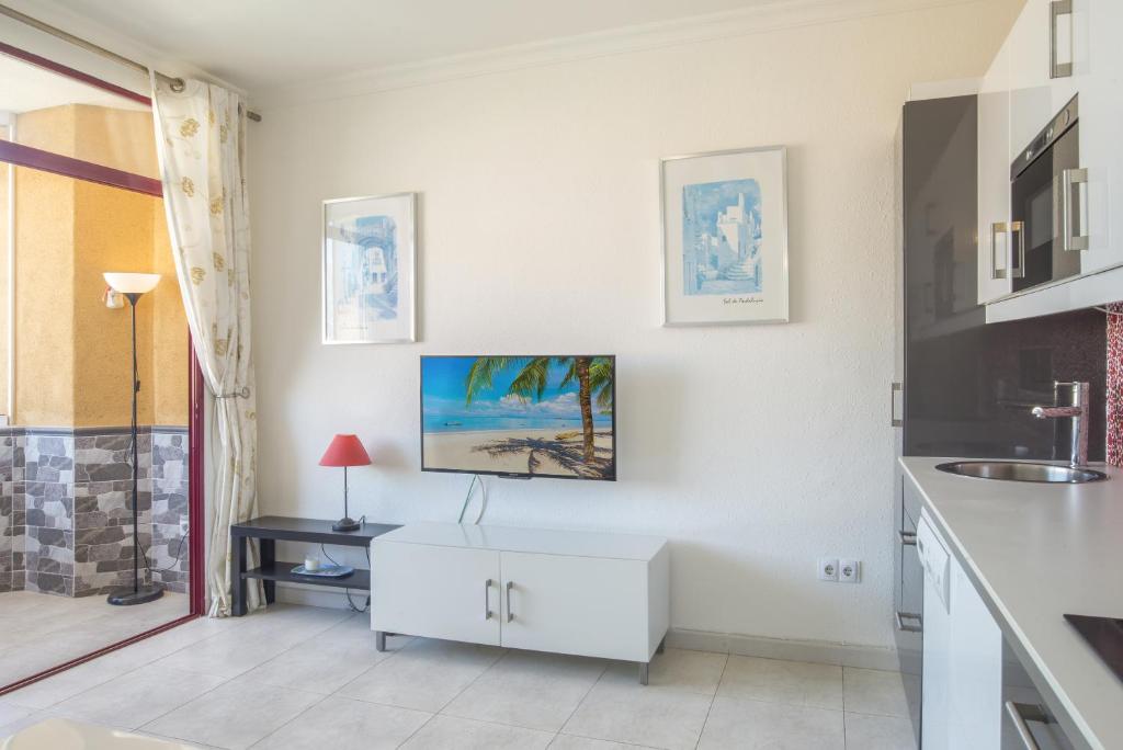 TV a/nebo společenská místnost v ubytování Stunning Marina view apartment