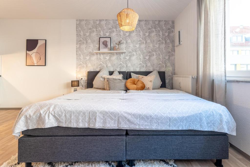 um quarto com uma cama grande e um edredão azul em NEU☆Business Apartment☆Messe/Airport☆Tiefgarage em Leinfelden-Echterdingen