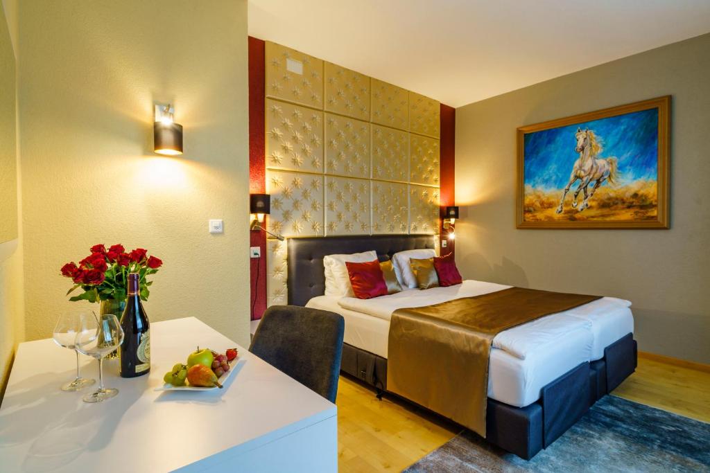 Postel nebo postele na pokoji v ubytování Seeblick SMART Hotel Rössli