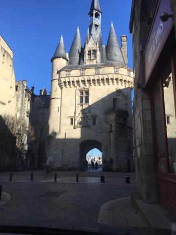 BORDEAUX CENTRE AGREABLE T2 EN DUPLEX AVEC JARDIN ENSOLEILLÉ AU CALME, DRAPS, SEVIETTES ET WiFi