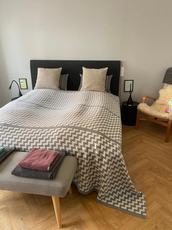 duże łóżko z czarno-białą kołdrą w obiekcie Spikergade 6 w mieście Tønder