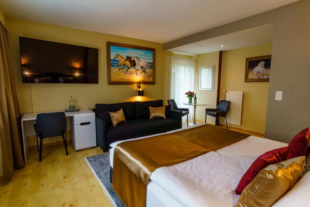 Postel nebo postele na pokoji v ubytování Seeblick SMART Hotel Rössli