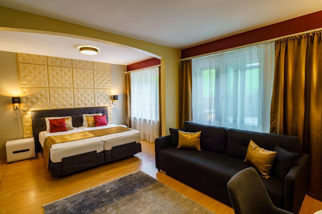 Postel nebo postele na pokoji v ubytování Seeblick SMART Hotel Rössli