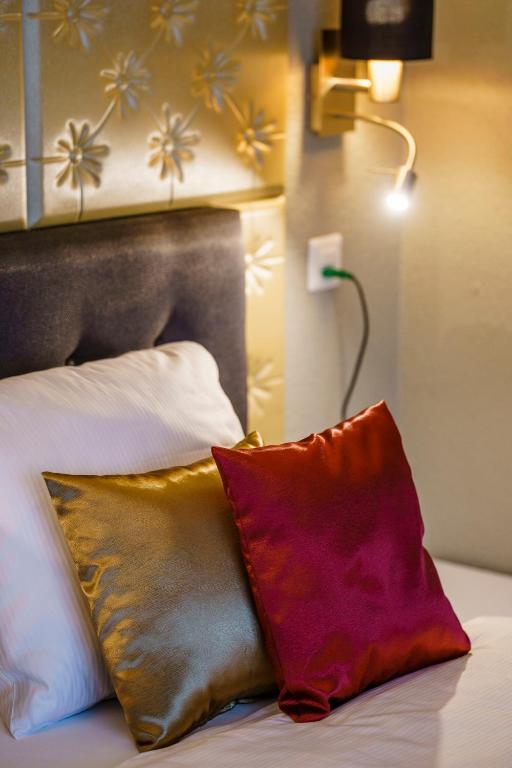 Postel nebo postele na pokoji v ubytování Seeblick SMART Hotel Rössli