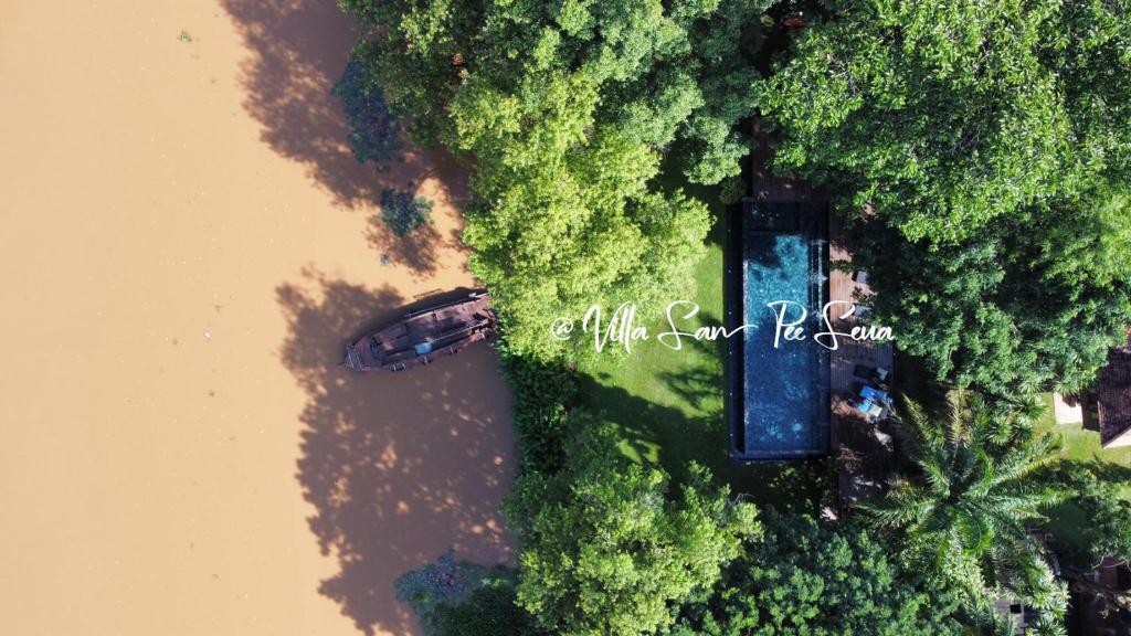 清邁的住宿－Villa San Pee Seua - SHA extra plus，水和树木的上方景色