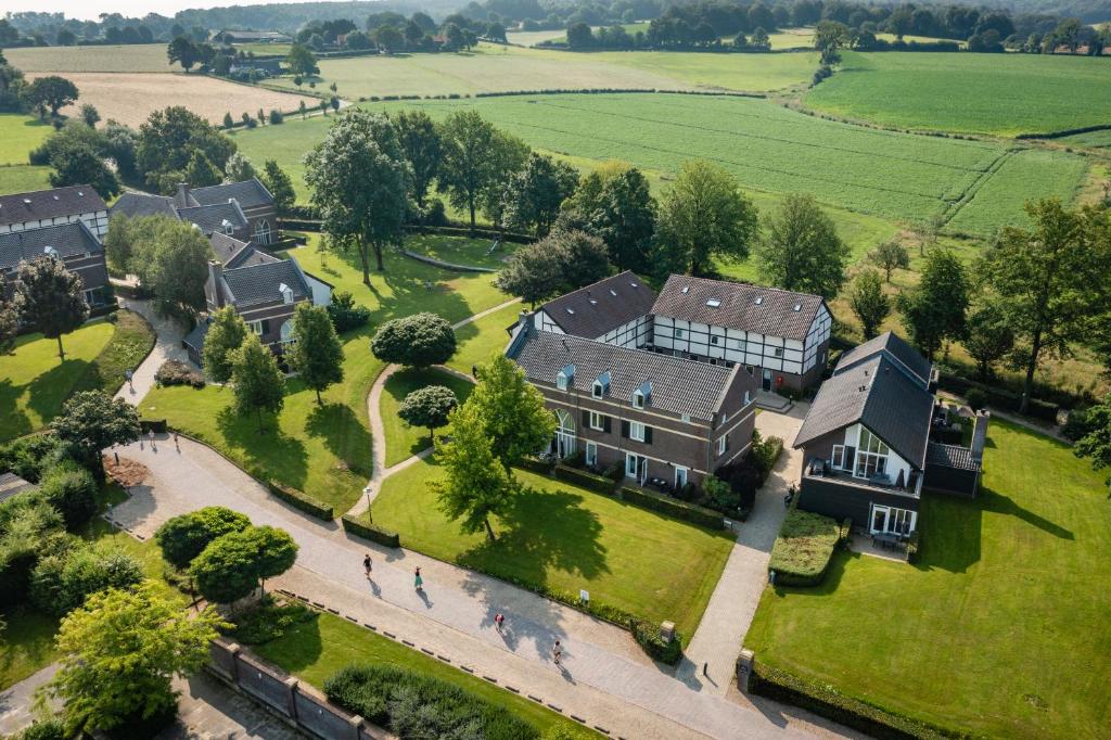 een luchtfoto van een groot huis in een veld bij Buitenplaats De Mechelerhof in Mechelen