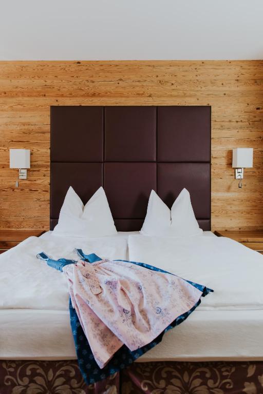 A bed or beds in a room at Hotel Tauernhof