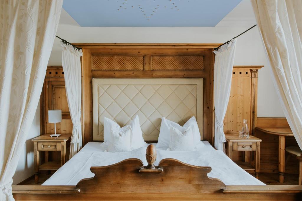 A bed or beds in a room at Hotel Tauernhof