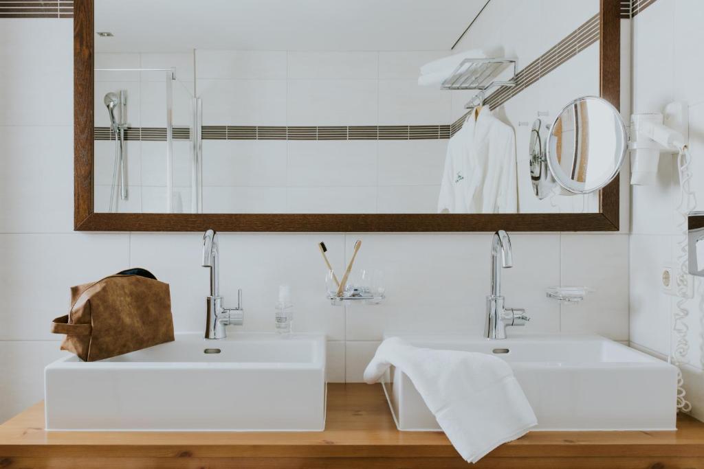 A bathroom at Hotel Tauernhof