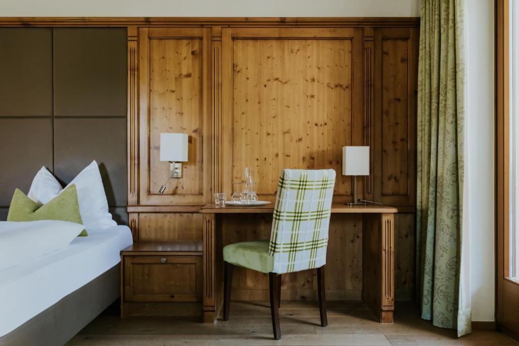 A bed or beds in a room at Hotel Tauernhof