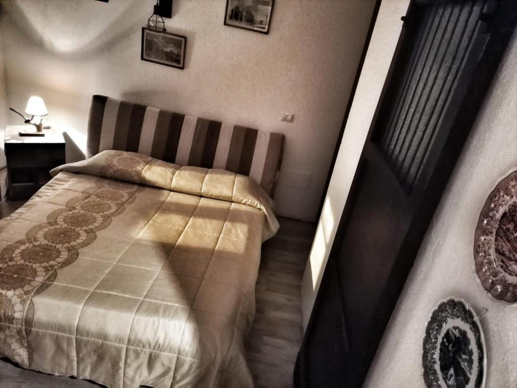 sypialnia z łóżkiem w pokoju w obiekcie Casa borghetto w mieście Cancellara