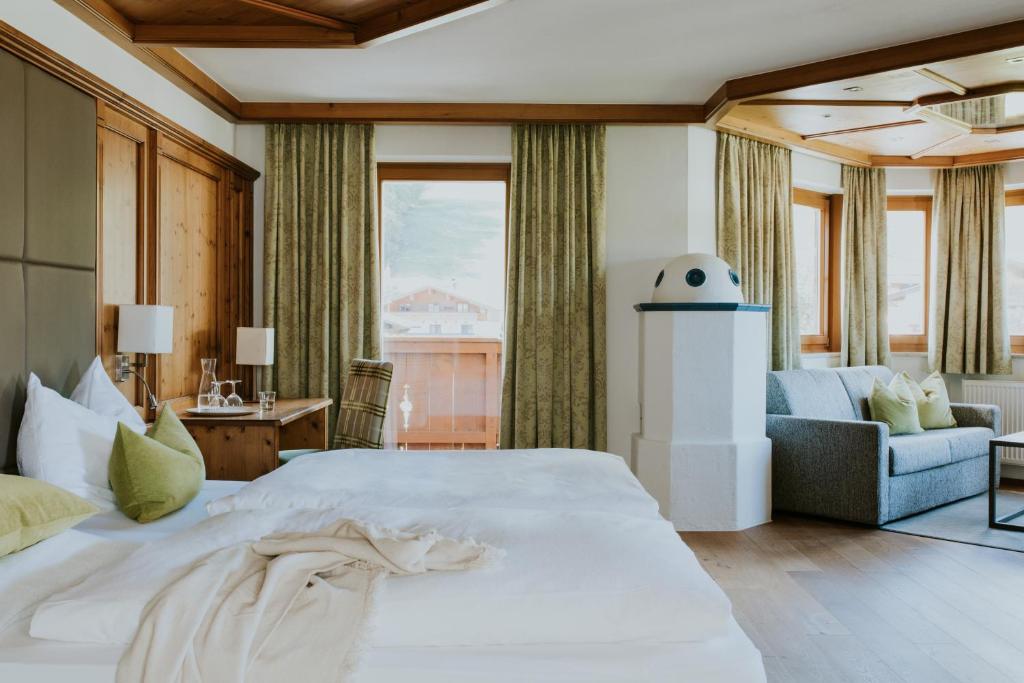 A bed or beds in a room at Hotel Tauernhof