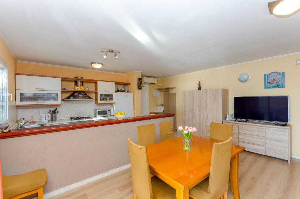 Kuchyň nebo kuchyňský kout v ubytování Apartments Ivan