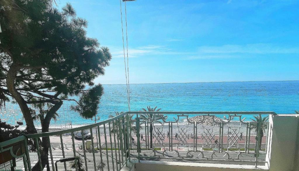 - une vue sur l'océan depuis le balcon de la plage dans l'établissement Holiday Vigie Promenade, à Nice