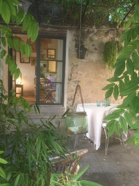 a table in front of a building with a window at La petite maison in Lourmarin