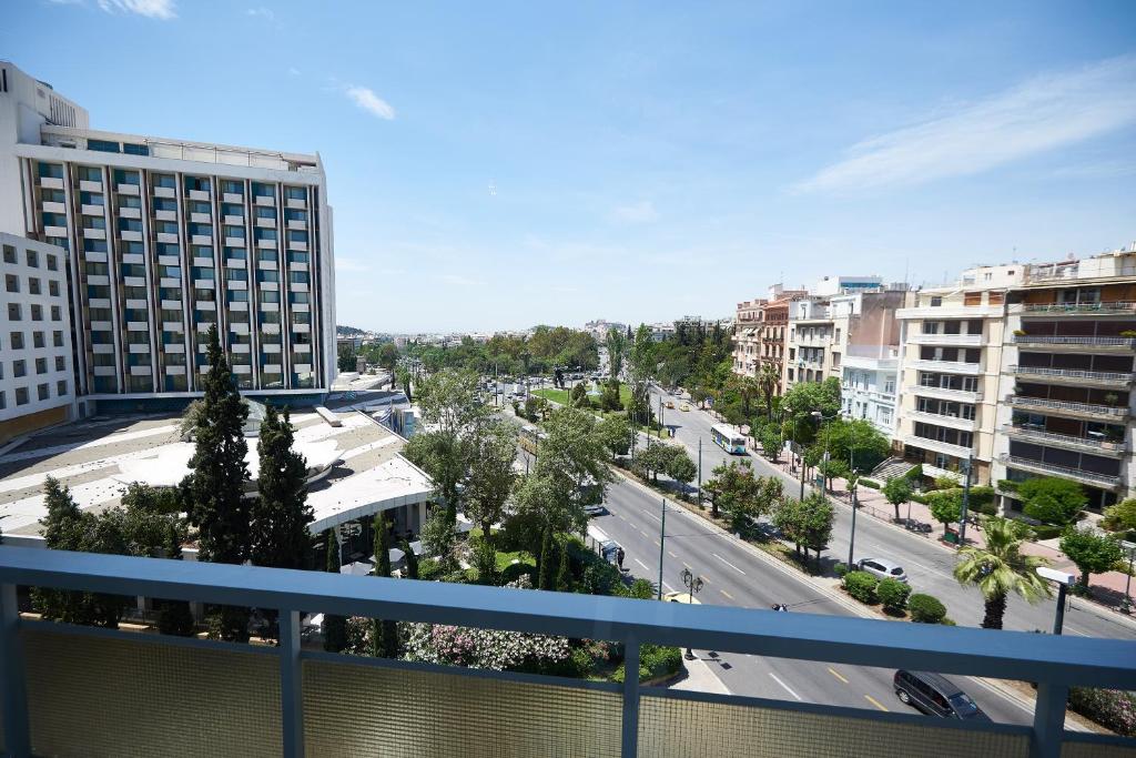 uma vista para a cidade a partir de uma varanda em The EL GRECO spirit meets the Athenian luxury Apt 2 em Atenas