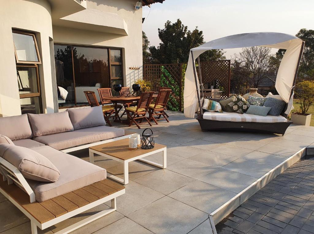 patio con divano e gazebo di Luxury Boutique Home in Kyalami a Midrand