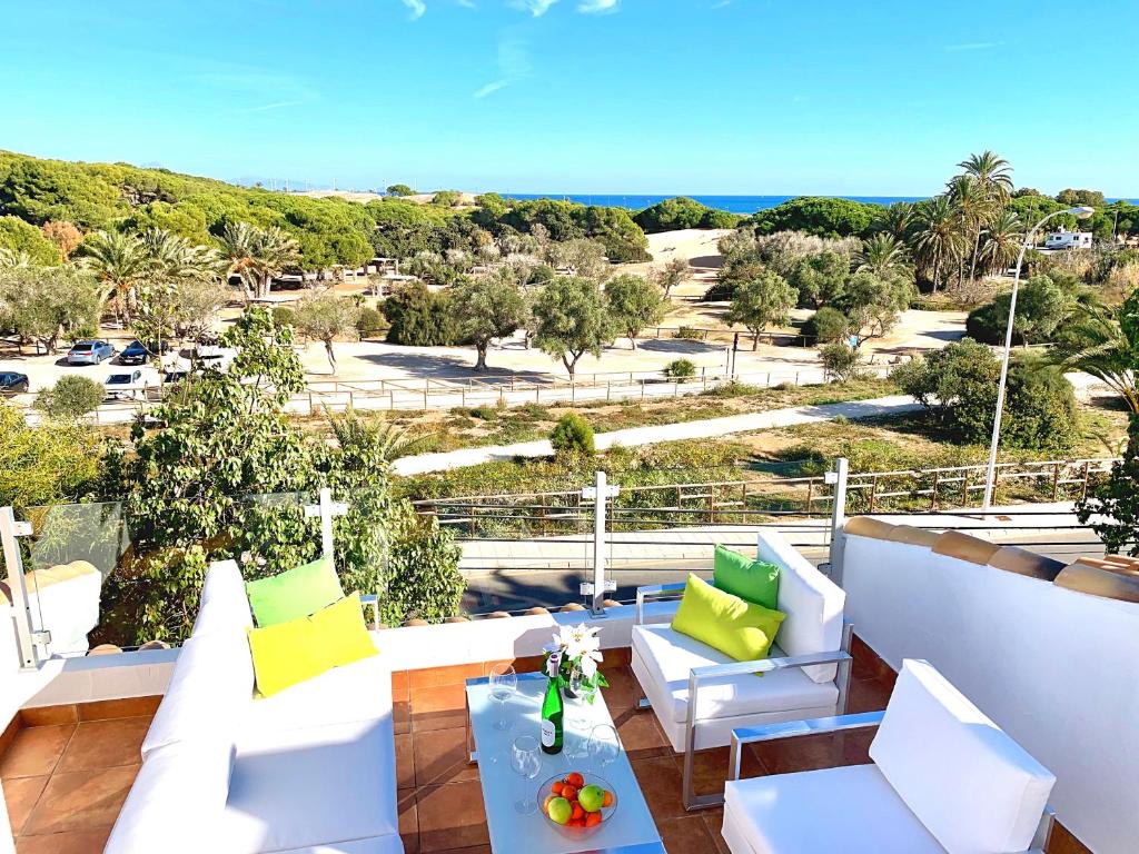 balcón con muebles blancos y vistas al océano en Dream Beach House, en Gran Alacant