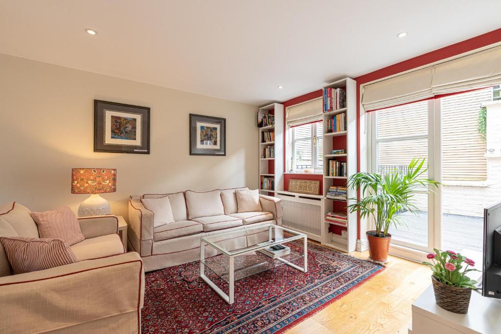 a living room with a couch and a coffee table at Lovely 2bed house in Wandsworth w/ backyard patio in London