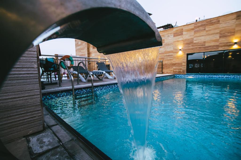 Bazén v ubytování Iridium 70 Hotel nebo v jeho okolí