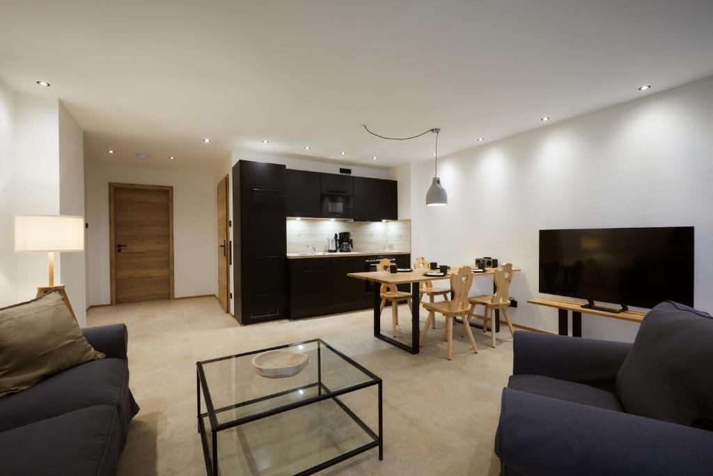 TV a/nebo společenská místnost v ubytování Zugspitzerei - Premium Chalet Ferienwohnungen