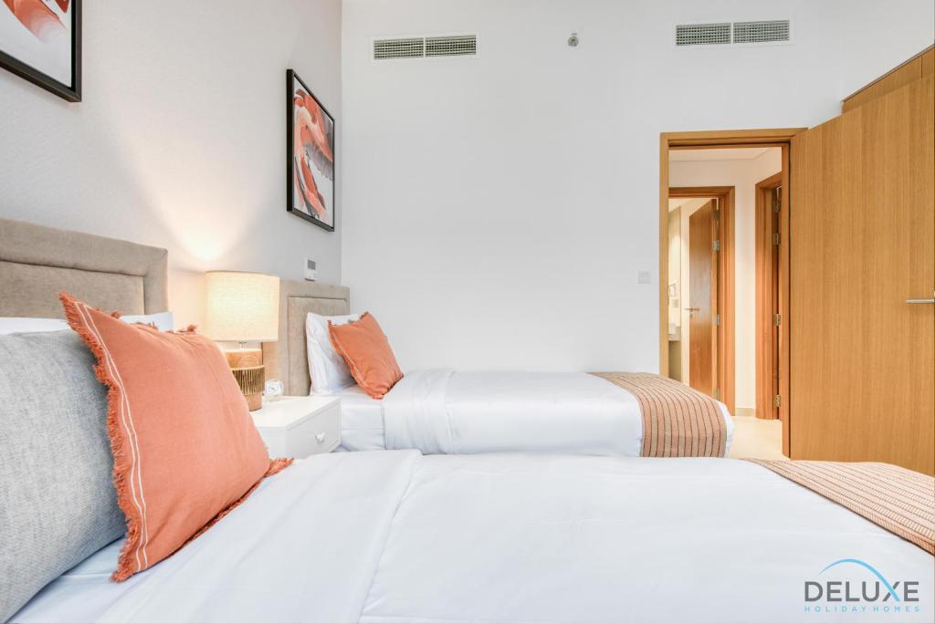 Postel nebo postele na pokoji v ubytování Fresh 2BR at Mudon Views 4 Dubailand by Deluxe Holiday Homes