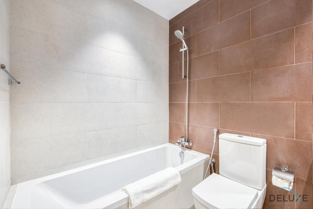 Koupelna v ubytování Fresh 2BR at Mudon Views 4 Dubailand by Deluxe Holiday Homes