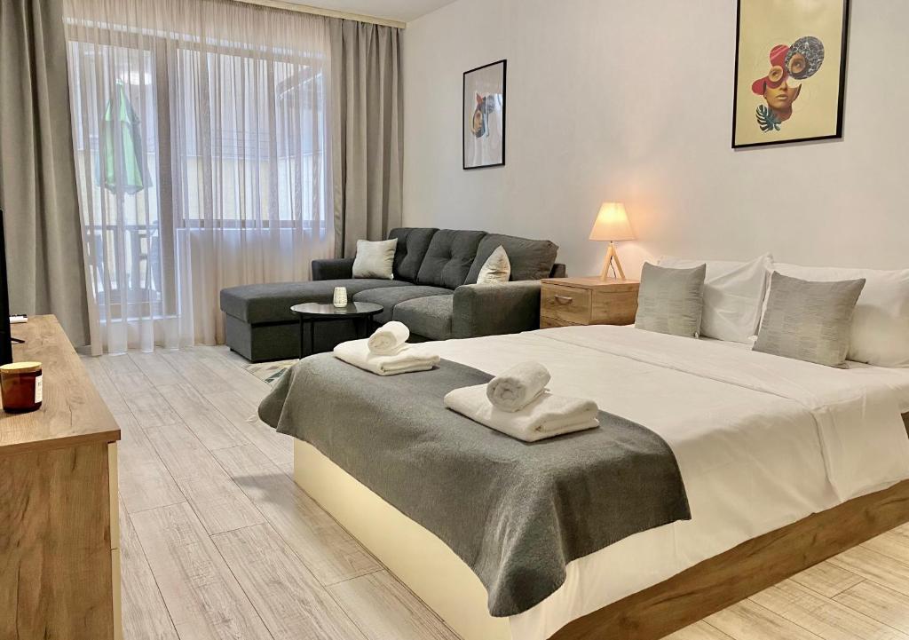 1 dormitorio con 1 cama grande y toallas. en Spacious & Cozy 2 bed Apartment with Work Space & Fast Wi-fi en Stara Zagora